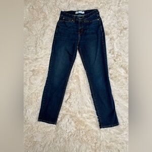 Levi’s Signature Gold Mid-Rise Boyfriend Jeans — Size 4